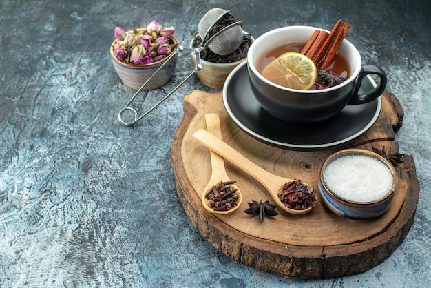 Vorderansicht Tasse Tee mit frischem schwarzem Tee auf hellem Hintergrund Getränk Tee Fruchtwasser Frühstückszeremonie Farbfoto