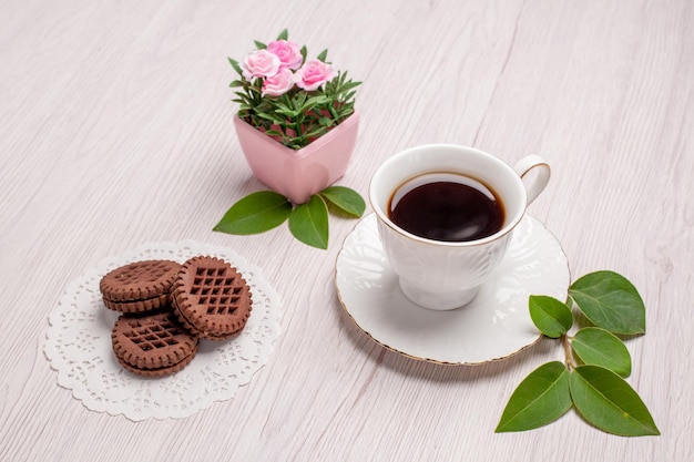 Vorderansicht Tasse Tee mit Keksen auf weißem Tafelzucker Teeplätzchen süßer Keks