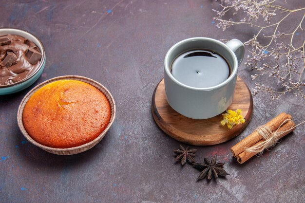 Vorderansicht Tasse Tee mit leckerem Kuchen auf dem dunklen Hintergrund Teekuchen süßer Kuchen Keks Keks