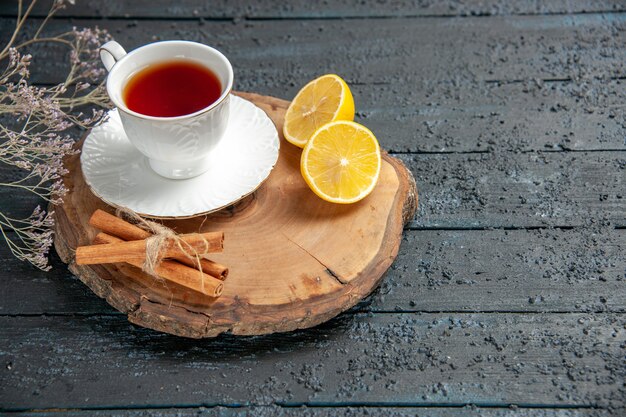 Vorderansicht Tasse Tee mit Zitrone auf dunklem Hintergrund