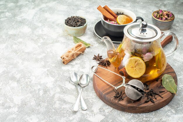 Vorderansicht Tasse Tee mit Zitrone auf hellem Hintergrund Blumenfarbe Morgenfrühstückszeremonie Essen Fruchtgeschmack