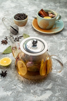 Vorderansicht tasse tee mit zitrone auf hellem hintergrund frühstückszeremonie geschmack obst lebensmittelfarbe morgenblume