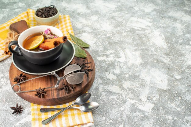 Vorderansicht Tasse Tee mit Zitrone auf weißem Hintergrund Blumenzeremonie Geschmack Farbe Frühstück Obst Essen Morgen