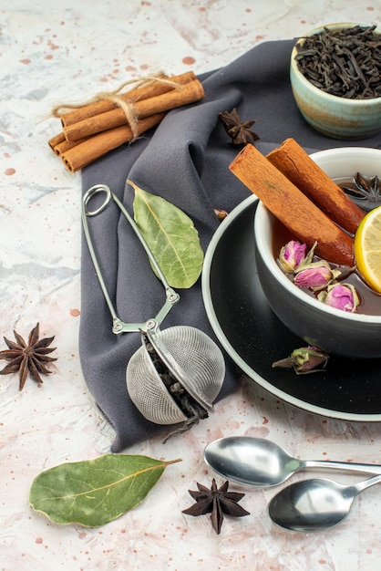 Kostenloses Foto vorderansicht tasse tee mit zitrone auf weißem hintergrund frühstückszeremonie geschmack farbe morgenfruchtblume