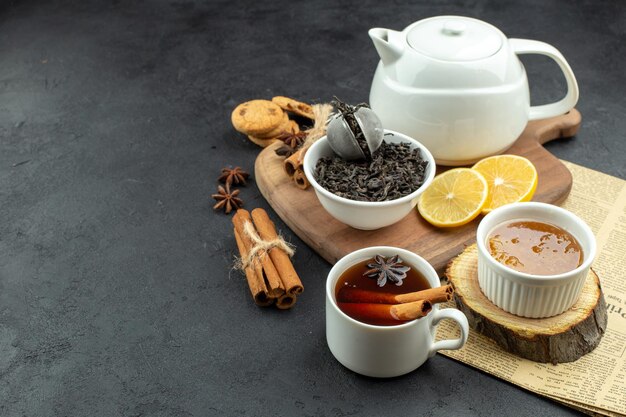 Vorderansicht Tasse Tee mit Zitrone und Honig auf dunklem Hintergrund Ei Frühstück Mahlzeit Farbtabelle Morgenkaffee Essen