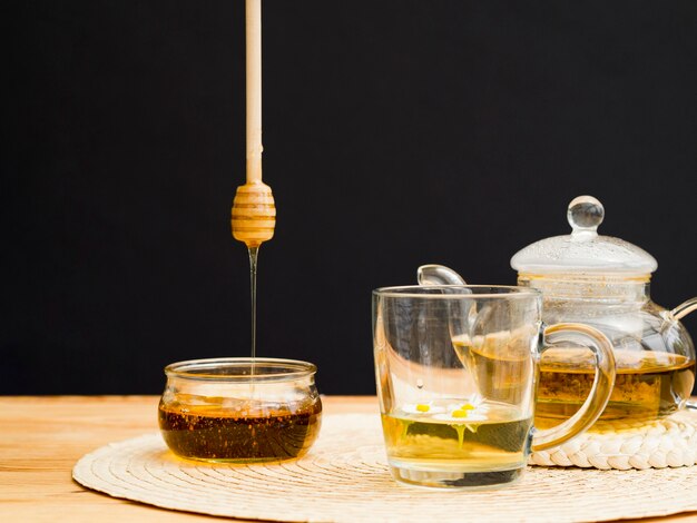 Vorderansicht Teekanne mit Glas und Honig