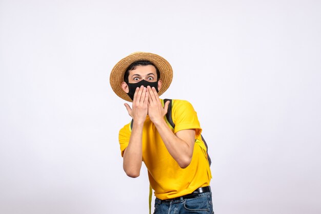 Vorderansicht überraschte jungen Mann mit Maske und gelbem T-Shirt