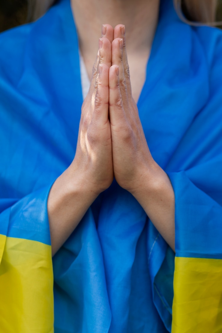 Kostenlose Foto vorderansicht ukrainisch händchen haltend zusammen