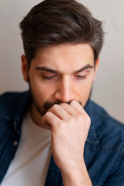 Kostenloses Foto vorderansicht unsicherer mann drinnen