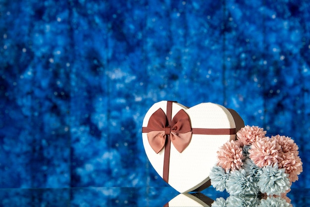 Vorderansicht Valentinstag Geschenk mit Blumen auf blauem Hintergrund Liebe Familie Ehe Gefühl Wolkenfarbe Leidenschaft Liebhaber