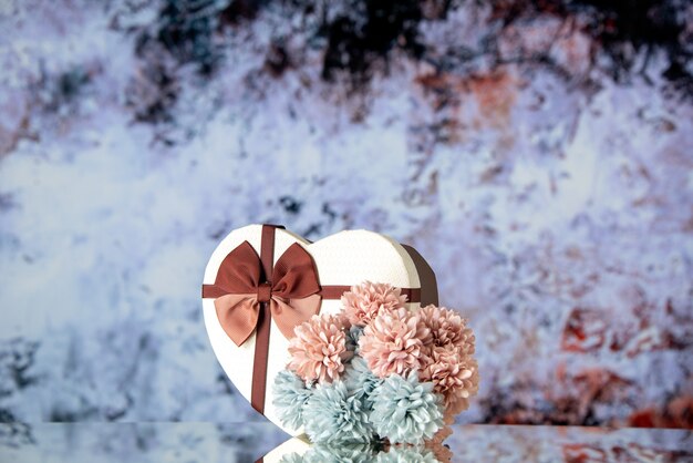 Kostenloses Foto vorderansicht valentinstag geschenk mit blumen auf hellem hintergrund farbe gefühl familie schönheit leidenschaft liebe herz