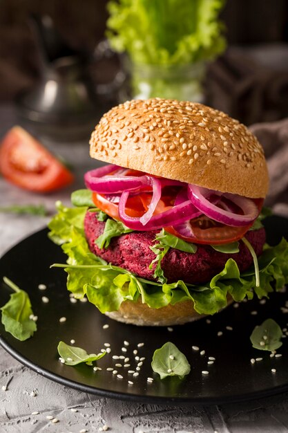 Vorderansicht vegetarischer Burger auf Teller