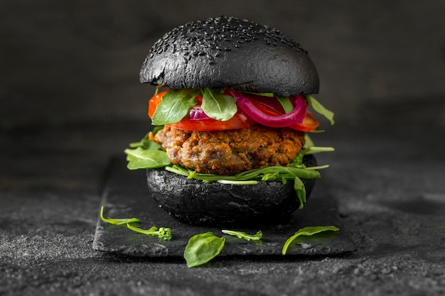 Vorderansicht vegetarischer Burger mit schwarzen Brötchen