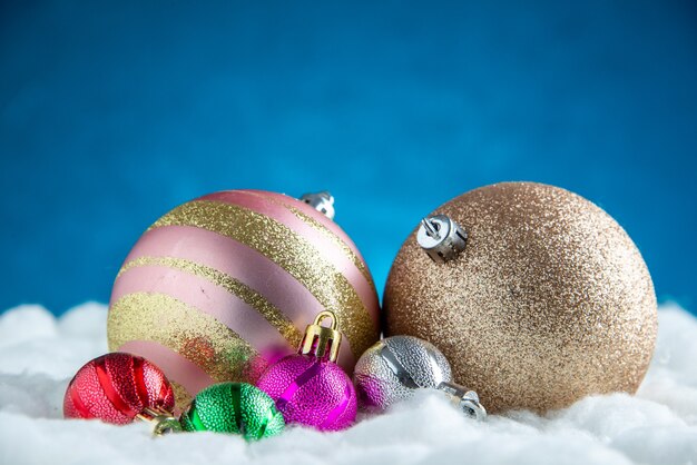 Vorderansicht verschiedene Größen Weihnachtsbaumkugeln