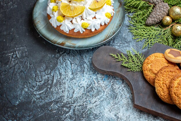 Vorderansicht verschiedene leckere Kekse mit Kuchen auf der hell-dunkel Oberfläche