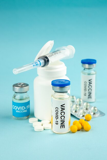Vorderansicht verschiedene Pillen auf blauem Hintergrund Labor Pandemie Krankenhaus Covid Drug Medicine Business Virus Wissenschaft Farbe