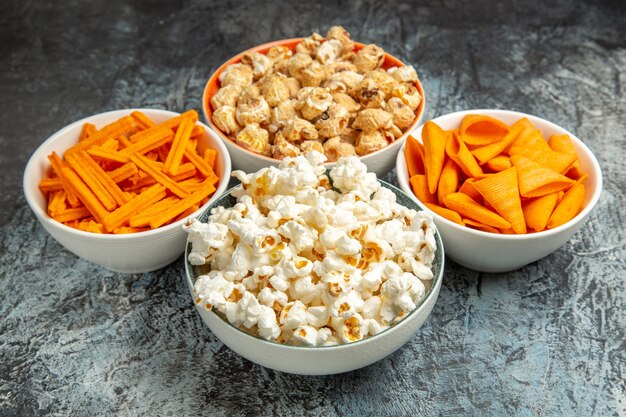 Vorderansicht verschiedene Snacks für Filmzeit auf hell-dunklem Hintergrund