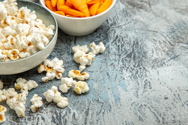 Vorderansicht verschiedene Snacks für Filmzeit auf hellem Hintergrund