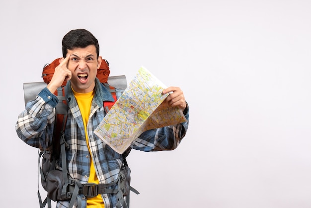 Vorderansicht verwirrter junger Reisender mit Rucksack, der Karte hält