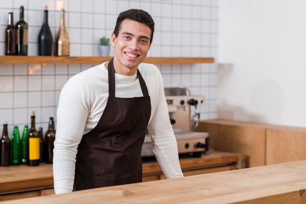 Vorderansicht von Batista im Café