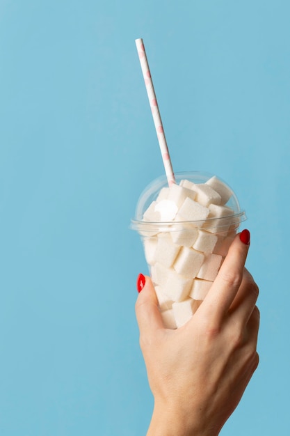 Kostenloses Foto vorderansicht von bonbons im plastikglas