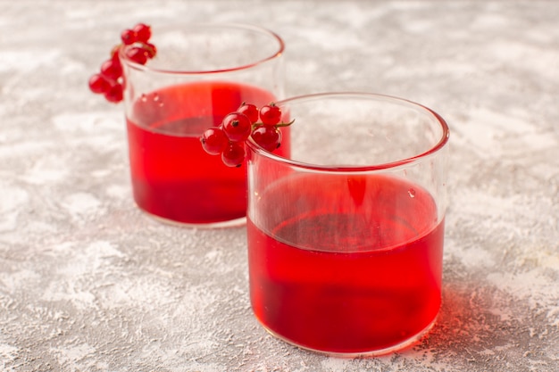 Kostenloses Foto vorderansicht von cranberrysaft rot gefärbt auf dem hellen schreibtisch