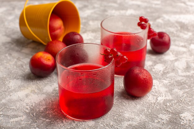 Vorderansicht von Cranberrysaft rot gefärbt auf der hellen Oberfläche