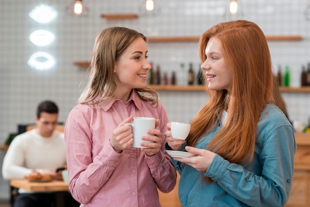 Vorderansicht von Freunden, die Kaffee trinken