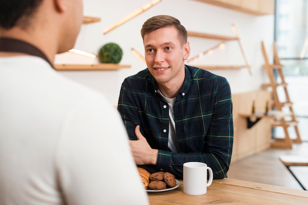 Vorderansicht von Freunden, die miteinander sprechen