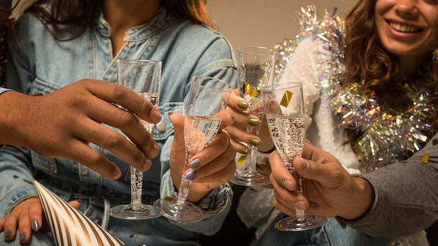 Vorderansicht von Freunden, die Silvester feiern