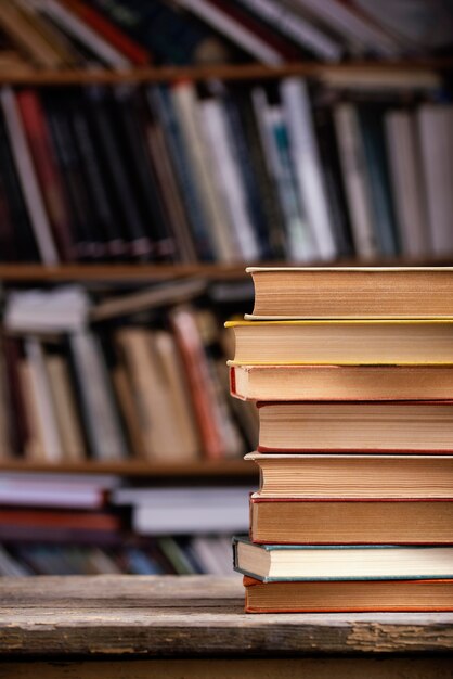 Vorderansicht von gebundenen Büchern mit Kopierraum