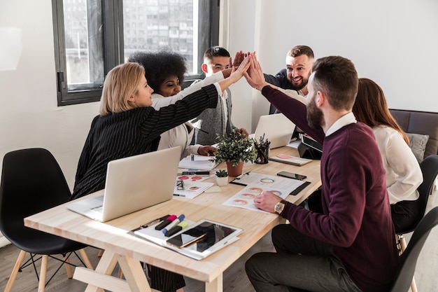 Kostenloses Foto vorderansicht von geschäftsleuten im büro