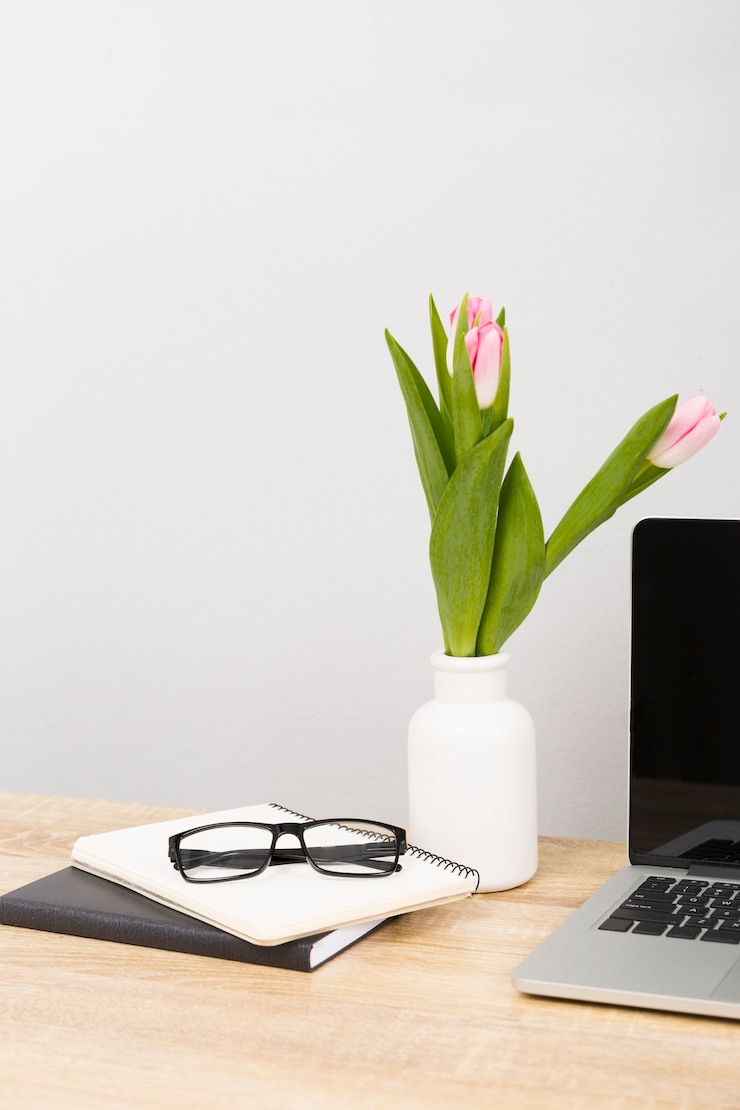 Kostenlose Foto vorderansicht von gläsern und tulpen