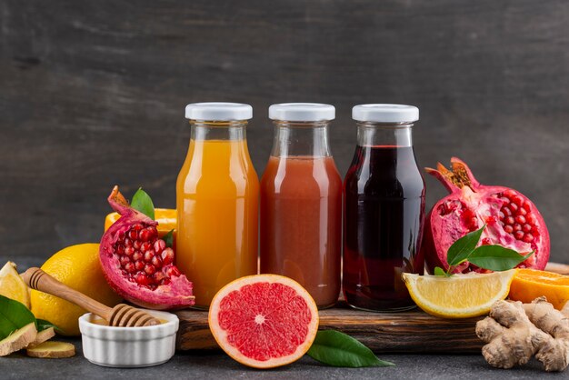 Vorderansicht von immunitätsfördernden Lebensmitteln mit Zitrusfrüchten und Ingwer
