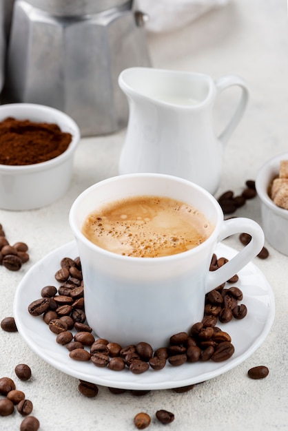 Vorderansicht von Kaffee und Bohnen