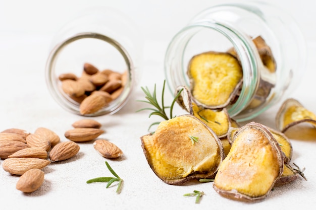 Vorderansicht von Kartoffelchips mit Rosmarin und Mandeln