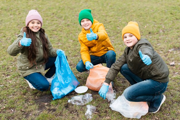 Vorderansicht von Kindern mit Daumen hoch