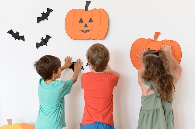 Kostenloses Foto vorderansicht von kindern mit halloween-konzept