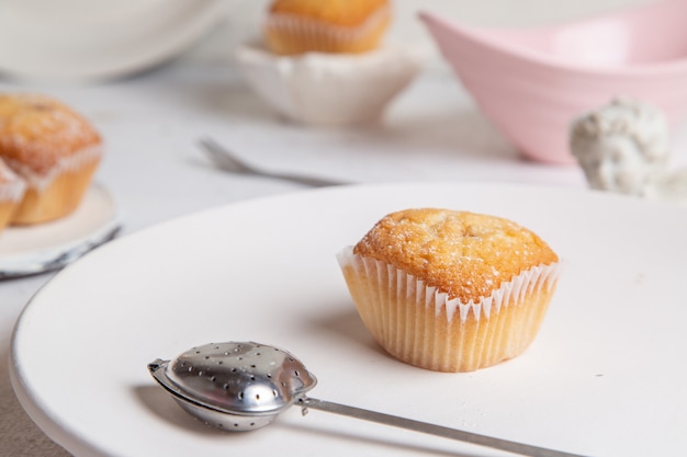 Vorderansicht von kleinen leckeren Kuchen gebacken und lecker auf der weißen Oberfläche