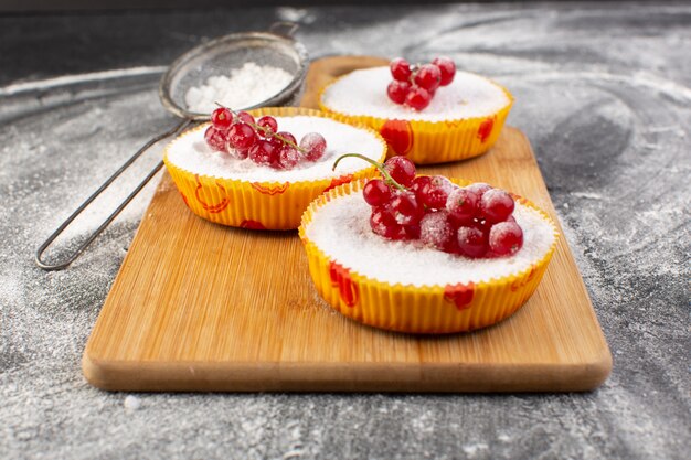 Vorderansicht von köstlichen Cranberry-Kuchen mit roten Cranberries auf oberen Zuckerstücken