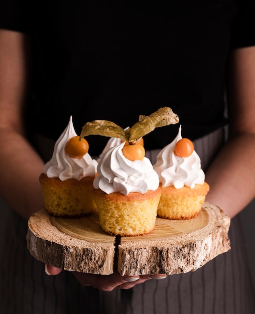 Vorderansicht von köstlichen Cupcakes mit Zuckerguss