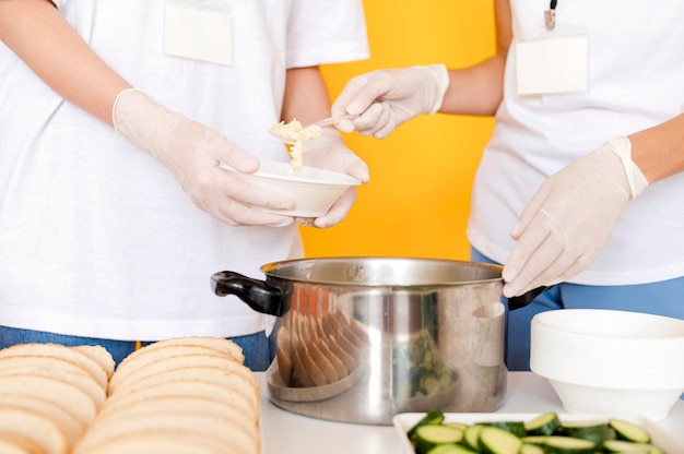 Vorderansicht von Leuten, die Essen vorbereiten, um zu spenden