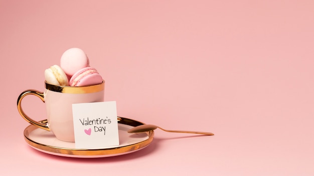 Vorderansicht von Macarons in goldener Tasse zum Valentinstag