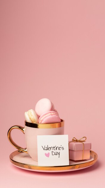 Vorderansicht von Macarons in goldener Tasse zum Valentinstag