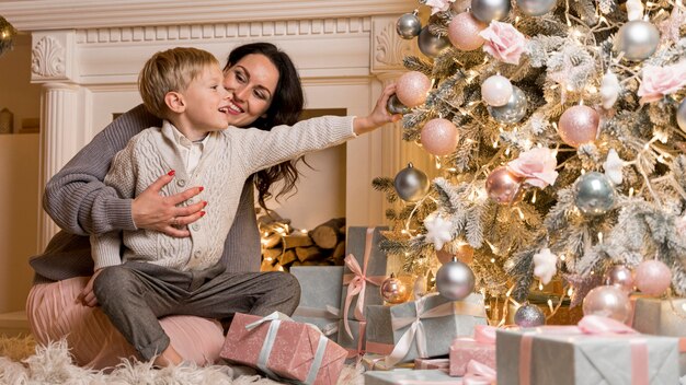 Vorderansicht von Mutter und Sohn an Weihnachten