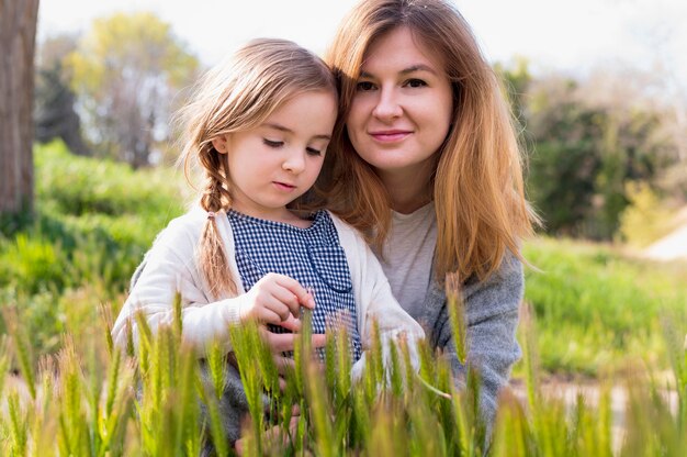 Vorderansicht von Mutter und Tochter