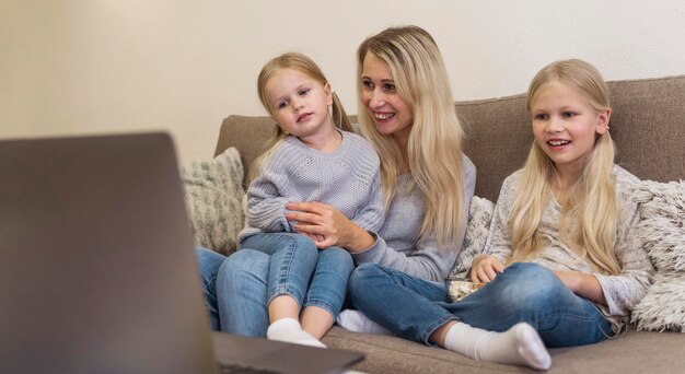 Vorderansicht von Mutter und Töchtern mit Technologie