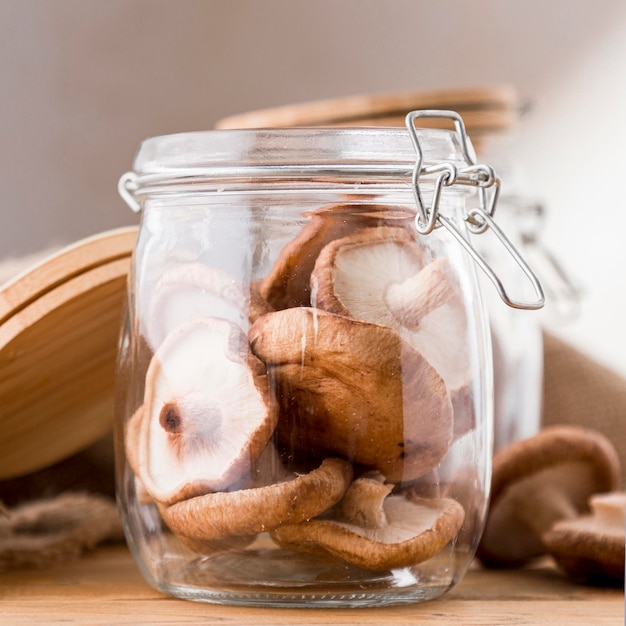 Vorderansicht von Pilzen im Glas