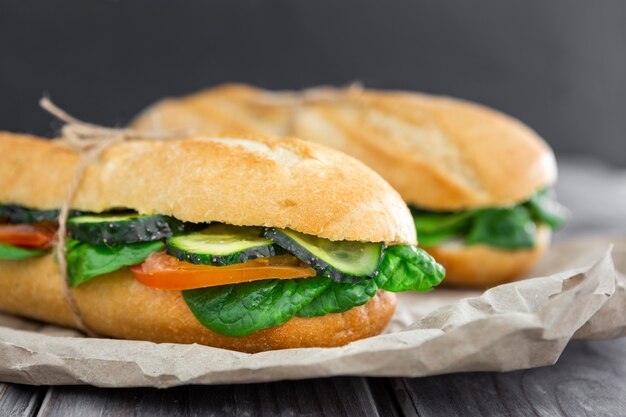 Vorderansicht von Sandwiches mit Spinat- und Gurkenscheiben