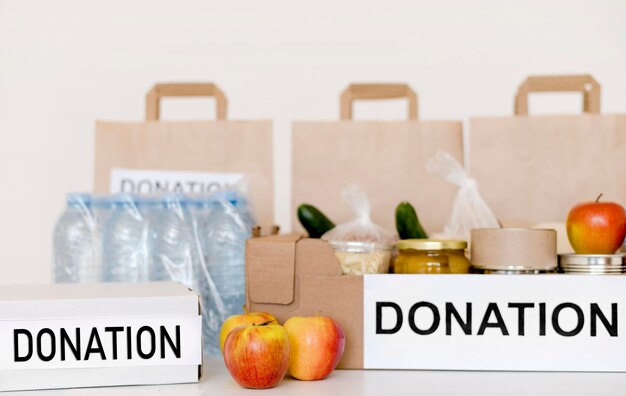 Vorderansicht von Spendenboxen und Taschen